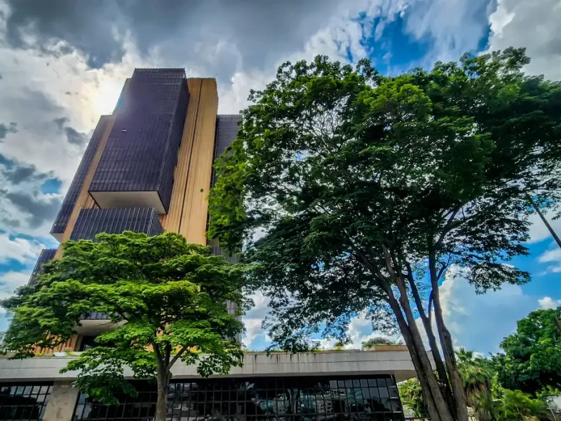 Juros médios cobrados pelos bancos chegam a 43,7% ao ano em fevereiro