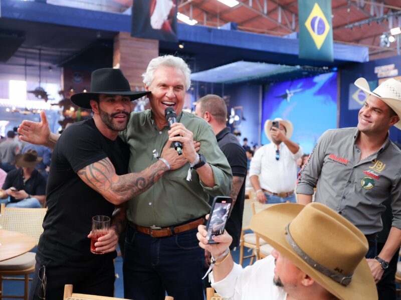 Leilão em Nazário reúne artistas e arrecada R$ 400 mil para o Cora