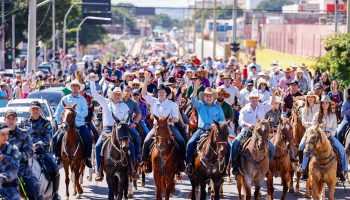 Festa celebra o agro, diz Caiado em cavalgada que abre a 78ª Exposição Agropecuária