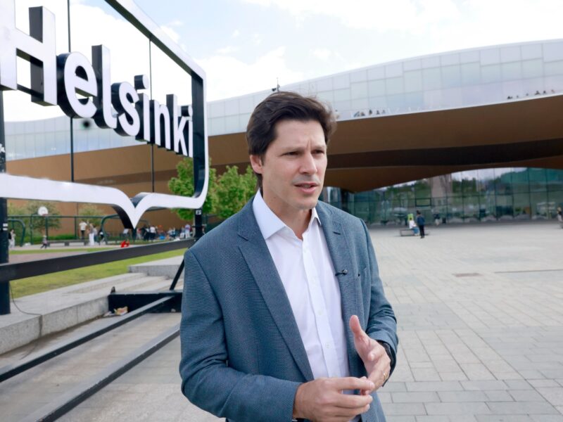 Daniel Vilela conhece modelo finlandês que usa tecnologia para ampliar acesso à educação e à cultura