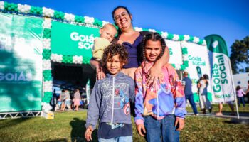 Goiás Social realiza entrega e troca de cartões dos programas Mães de Goiás e Dignidade em Goiânia