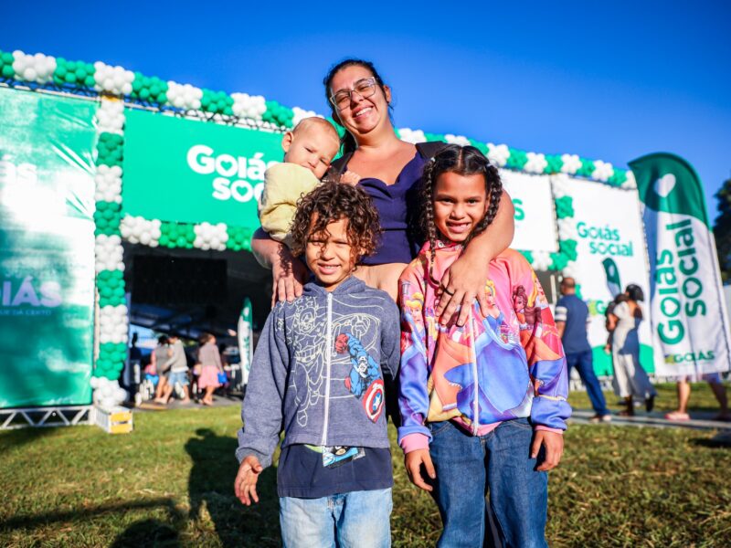 Goiás Social realiza entrega e troca de cartões dos programas Mães de Goiás e Dignidade em Goiânia