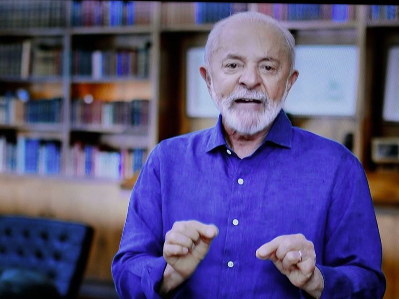 Lula defende debate sobre fim da escala 6x1 e aborda fraude no INSS