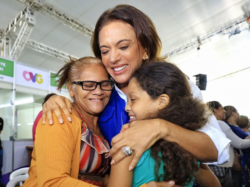 Gracinha Caiado abre Goiás Social em Abadia de Goiás com entrega de benefícios