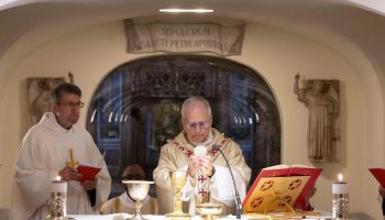 Leão XIV celebra Missa nas Grutas Vaticanas e reza diante dos túmulos dos Papas