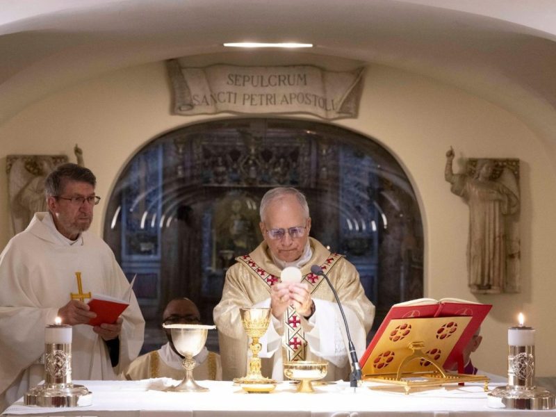 Leão XIV celebra Missa nas Grutas Vaticanas e reza diante dos túmulos dos Papas