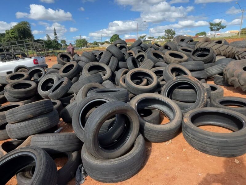Homens são flagrados descartando pneus irregularmente em Goiânia
