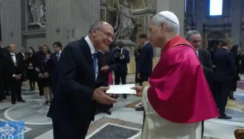 Alckmin entrega ao Papa convite para visitar o Brasil durante a COP30