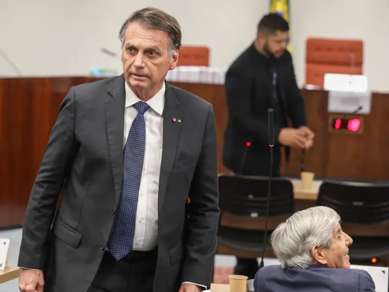 Bolsonaro nega plano de golpe, pede desculpa ao STF e critica urnas