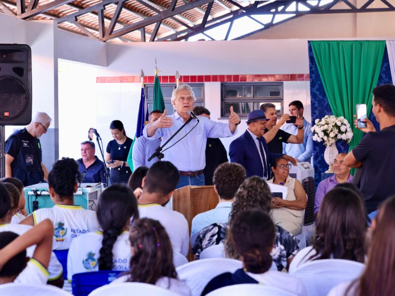 Caiado entrega nova sede de escola em São Domingos e reforça fim das unidades de placa no estado