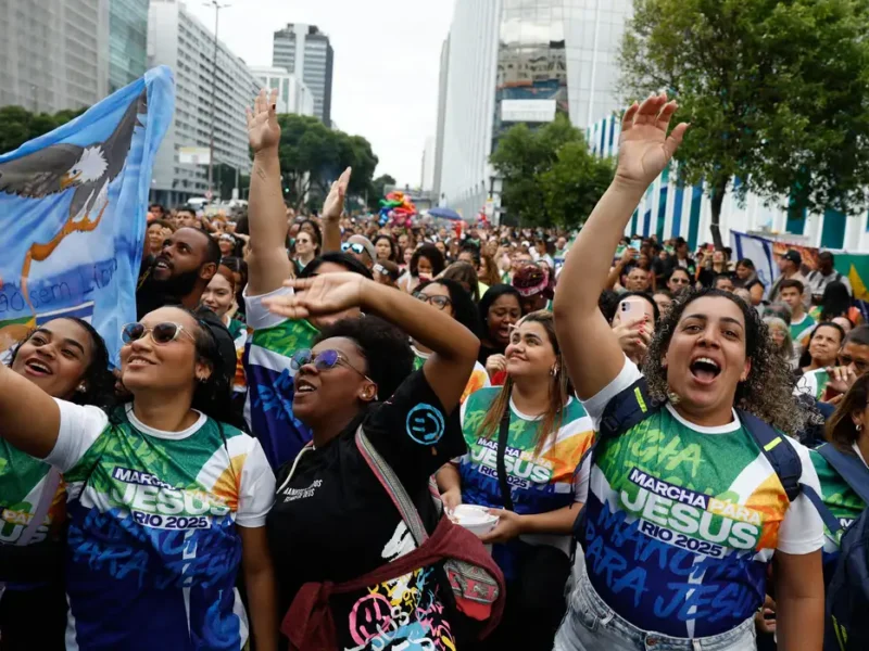 Evangélicos crescem e representam mais de um quarto da população