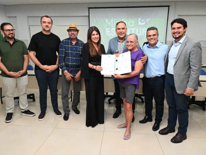 500 famílias recebem escrituras em Goiânia