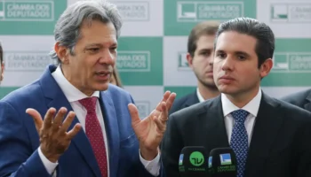 Equipe econômica apresenta mudanças no IOF para presidente da Câmara dos Deputados