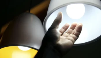 A bandeira tarifária para o mês de julho permanece vermelha patamar 1, a mesma sinalização que ocorreu em junho. Com isso, as contas de energia elétrica continuarão recebendo adicional de R$ 4,46 para cada 100 quilowatts-hora (kWh) consumidos. Segundo a Agência Nacional de Energia Elétrica (Aneel), a continuidade do cenário de chuvas abaixo da média em todo o país reduz a geração de energia por hidrelétricas. “Esse quadro tende a elevar os custos de geração de energia, devido à necessidade de acionamento de fontes mais onerosas para geração, como as usinas termelétricas”, explicou a Agência, em nota. Bandeiras Bandeiras Tarifárias Criado em 2015 pela Aneel, o sistema de bandeiras tarifárias reflete os custos variáveis da geração de energia elétrica. Divididas em níveis, as bandeiras indicam quanto está custando para o Sistema Interligado Nacional (SIN) gerar a energia usada nas residências, em estabelecimentos comerciais e nas indústrias. Quando a conta de luz é calculada pela bandeira verde, não há nenhum acréscimo. Quando são aplicadas as bandeiras vermelha ou amarela, a conta sofre acréscimos a cada 100 quilowatts-hora (kWh) consumidos. “Com o acionamento da bandeira vermelha patamar 1, a Aneel reforça a importância da conscientização e do uso responsável da energia elétrica. A economia de energia também contribui para a preservação dos recursos naturais e para a sustentabilidade do setor elétrico como um todo”, diz a Aneel.