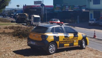 SET orienta motoristas durante obra de recapeamento na Avenida Vera Cruz, no Jardim Guanabara