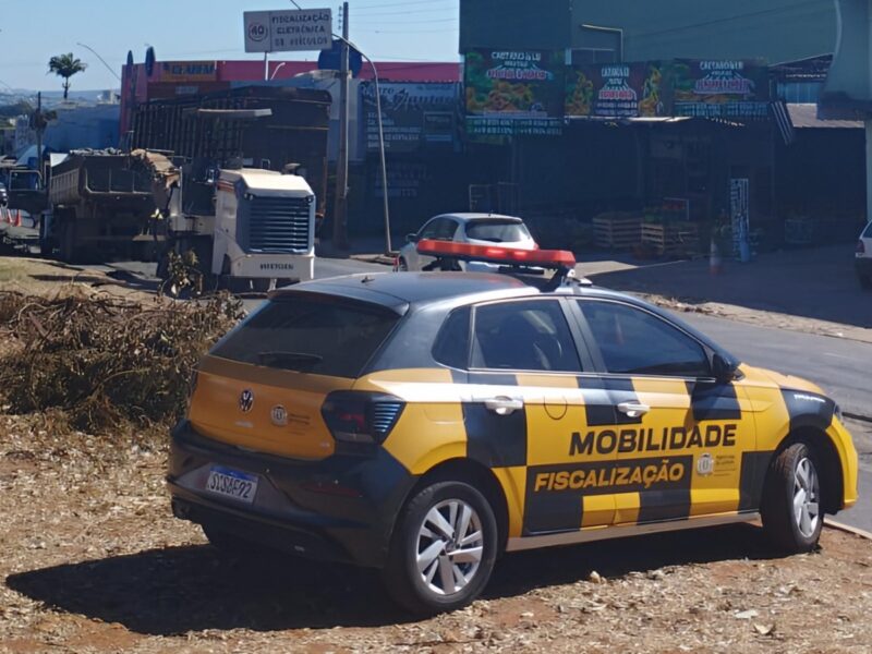 SET orienta motoristas durante obra de recapeamento na Avenida Vera Cruz, no Jardim Guanabara