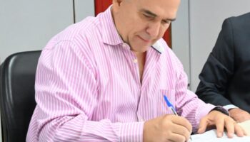 Mabel sanciona piso dos professores e garante bônus para administrativos da Educação