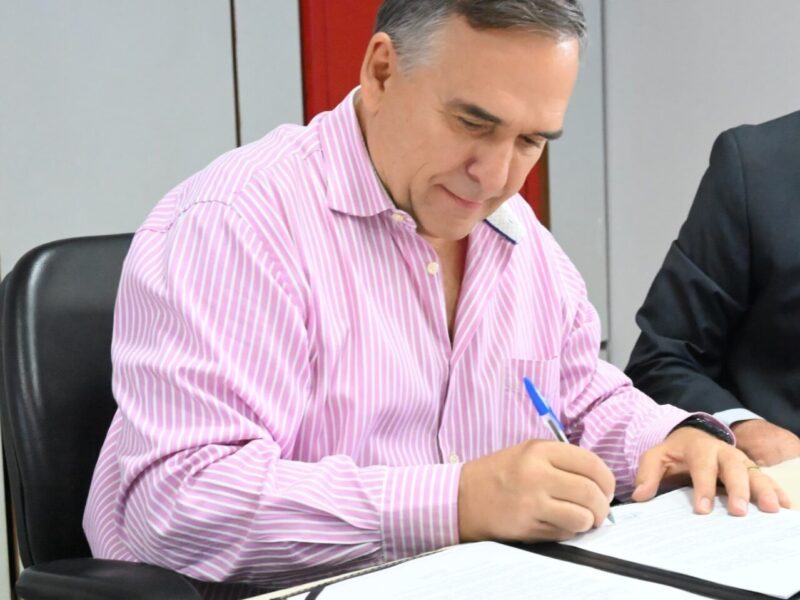 Mabel sanciona piso dos professores e garante bônus para administrativos da Educação