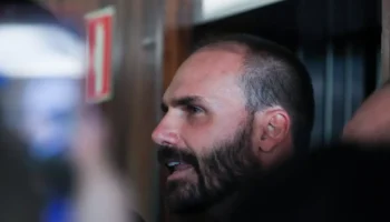 Moraes determina bloqueio de bens e contas de Eduardo Bolsonaro