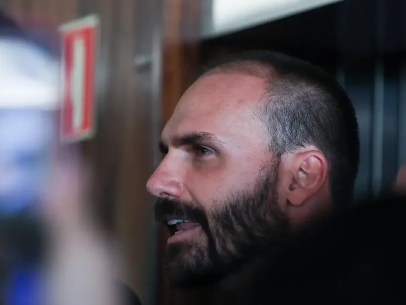 Moraes determina bloqueio de bens e contas de Eduardo Bolsonaro