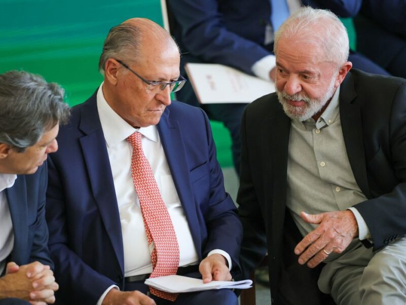 Governo vai trabalhar para reverter taxação dos EUA, diz Alckmin