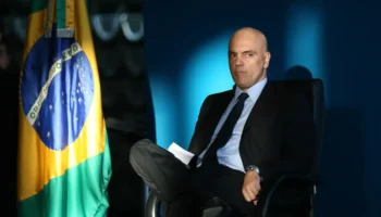 Bolsonaro fez flagrante confissão de obstrução de Justiça, diz Moraes