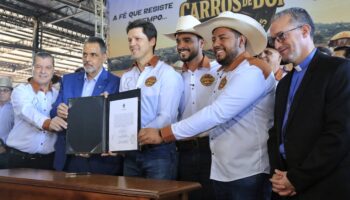 Daniel Vilela assina transferência da capital para Trindade e enaltece importância da Festa do Divino Pai Eterno