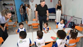 Mabel garante bônus para 6 mil servidores administrativos da Educação