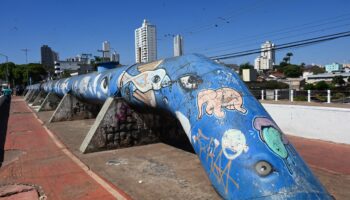 Pessoas em situação de rua são retiradas da Rua 10