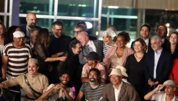 Lula recebe equipe de O Agente Secreto e destaca papel da cultura