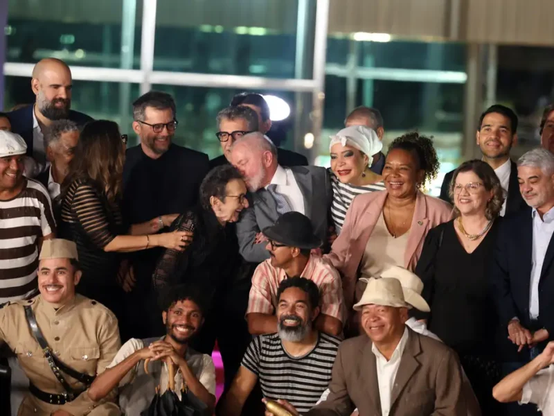 Lula recebe equipe de O Agente Secreto e destaca papel da cultura