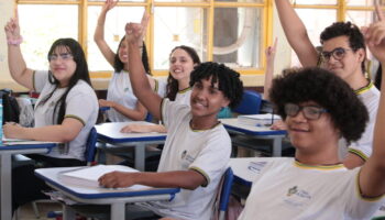 *Escolas públicas estaduais de Goiás retornam às aulas nesta segunda-feira, dia 4* _Segundo semestre de 2025 terá 95 dias letivos_ O Governo de Goiás, por meio da Secretaria de Estado da Educação (Seduc/GO), dá início, nesta segunda-feira, (04/08), ao segundo semestre letivo de 2025 em toda a rede pública estadual de ensino. São 465 mil estudantes, dos ensinos Fundamental, Escolas públicas estaduais de Goiás retornam às aulas nesta segunda-feira, dia 4
