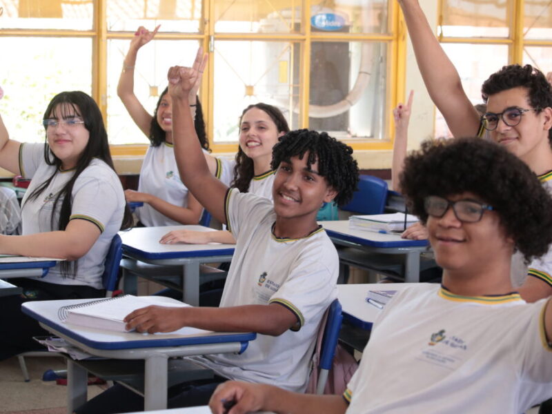 *Escolas públicas estaduais de Goiás retornam às aulas nesta segunda-feira, dia 4* _Segundo semestre de 2025 terá 95 dias letivos_ O Governo de Goiás, por meio da Secretaria de Estado da Educação (Seduc/GO), dá início, nesta segunda-feira, (04/08), ao segundo semestre letivo de 2025 em toda a rede pública estadual de ensino. São 465 mil estudantes, dos ensinos Fundamental, Escolas públicas estaduais de Goiás retornam às aulas nesta segunda-feira, dia 4