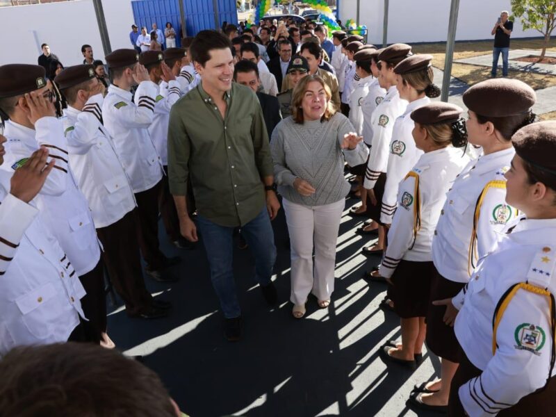 Daniel Vilela entrega casas a custo zero, restauração de rodovia e quadra poliesportiva em Anicuns