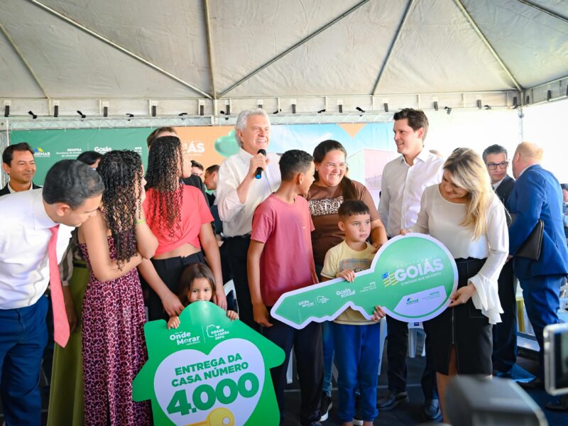 Caiado celebra 4 mil casas a custo zero entregues em Goiás