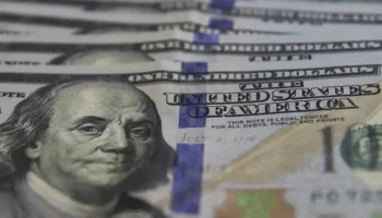 Dólar cai para R$ 5,38 e fecha no menor valor em mais de um ano