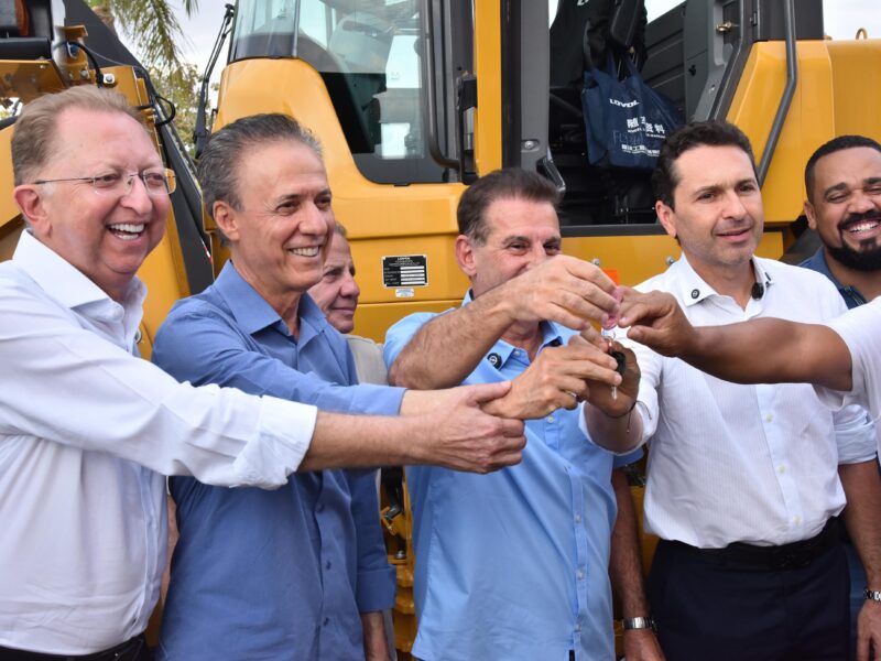 Prefeitura de Aparecida de Goiânia recebe maquinários de emenda impositiva