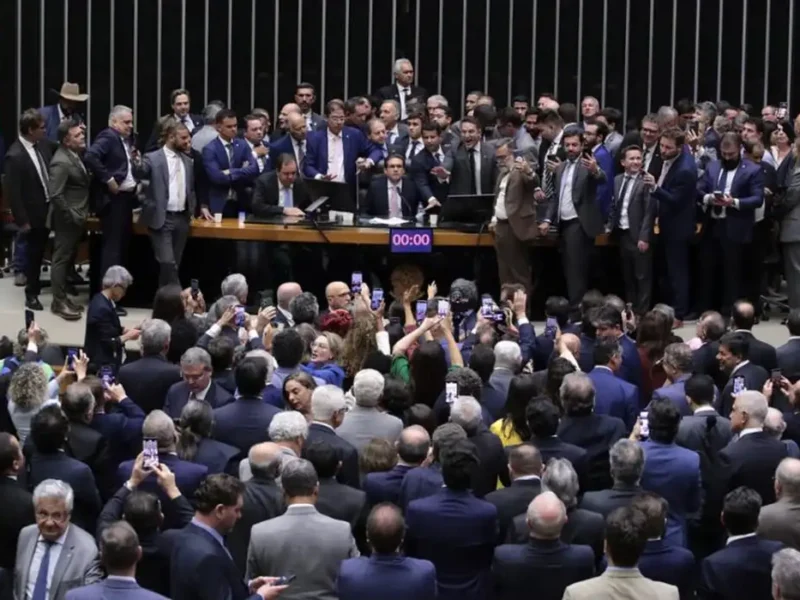 Após obstrução de Plenário, Hugo Motta abre sessão e pede respeito