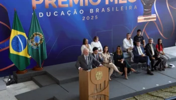 Evasão escolar é questão de Estado, diz Lula na entrega do Prêmio MEC