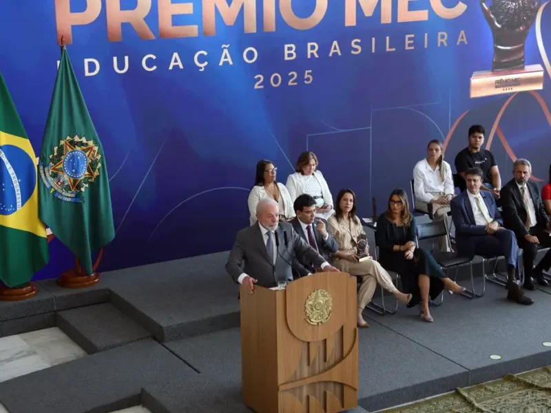 Evasão escolar é questão de Estado, diz Lula na entrega do Prêmio MEC