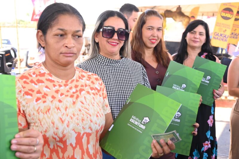 Famílias do Residencial Albino Boaventura recebem escrituras