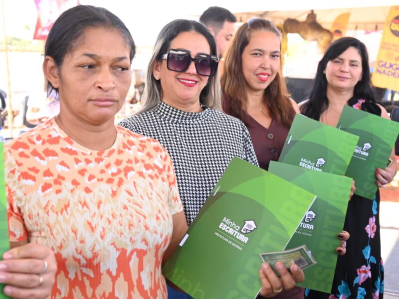 Famílias do Residencial Albino Boaventura recebem escrituras