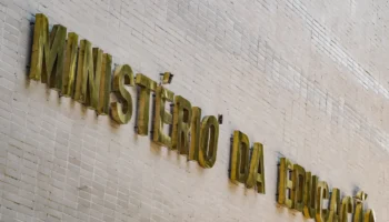 MEC lança curso de 180 horas para professores do ensino médio público