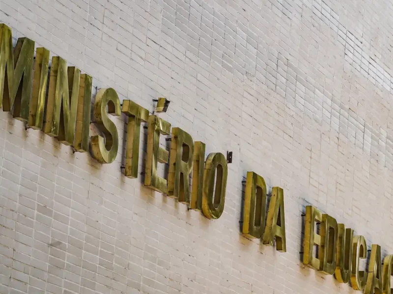 MEC lança curso de 180 horas para professores do ensino médio público
