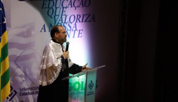 Antonio Cruvinel assume segundo mandato como reitor da UEG