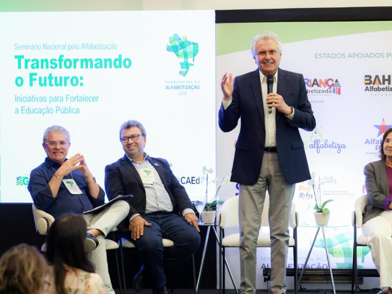 Caiado destaca avanço da alfabetização em Goiás durante seminário em Fortaleza