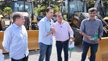 Prefeito Vilela recebe três novas retroescavadeiras para atuação em obras de infraestrutura