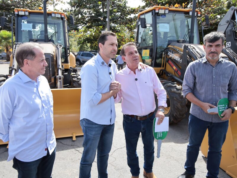 Prefeito Vilela recebe três novas retroescavadeiras para atuação em obras de infraestrutura