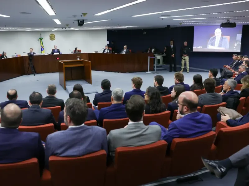 Saiba como foi o 1º dia do julgamento de Bolsonaro e mais sete réus