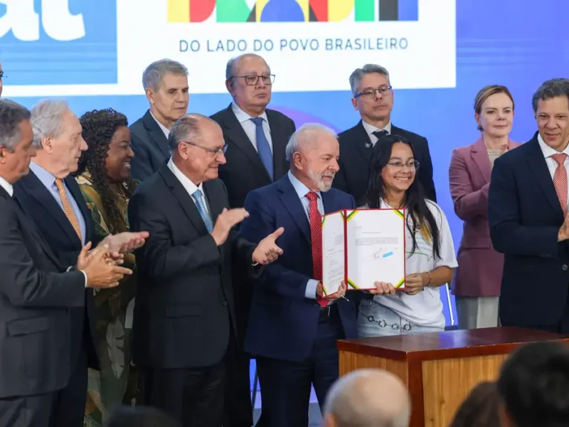 Lula sanciona lei contra adultização de crianças nas redes